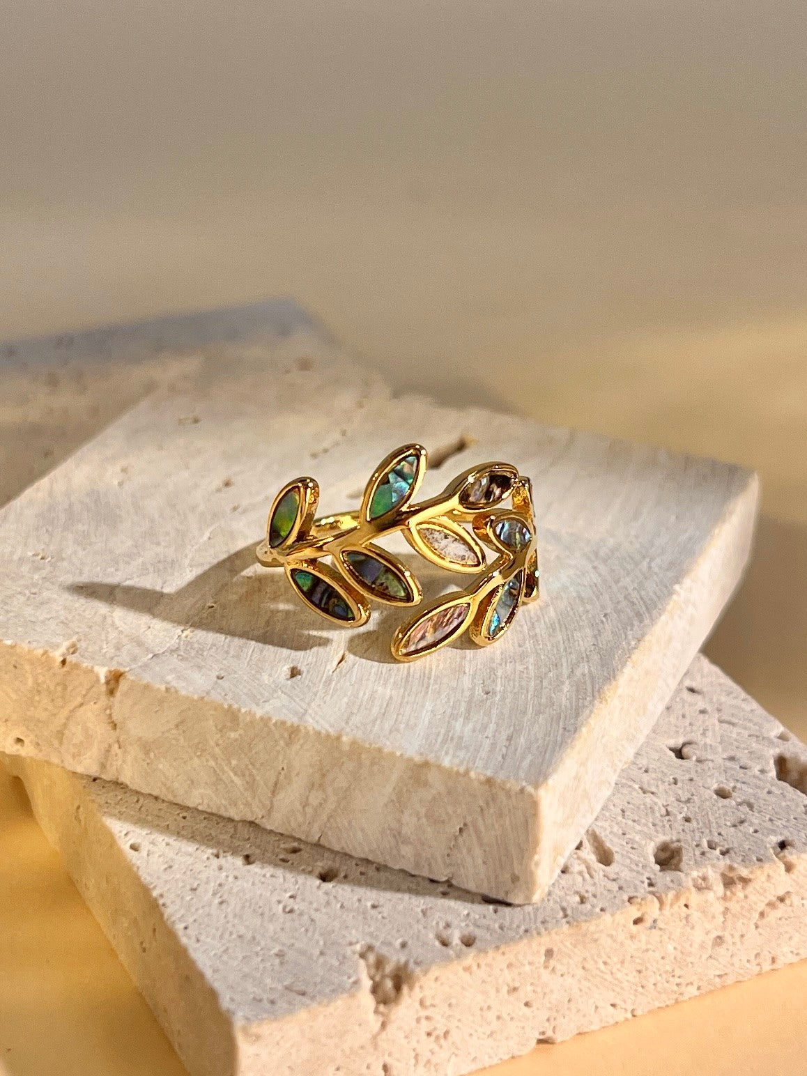 Bague feuille ajustable en acier inoxydable avec nacre irisée