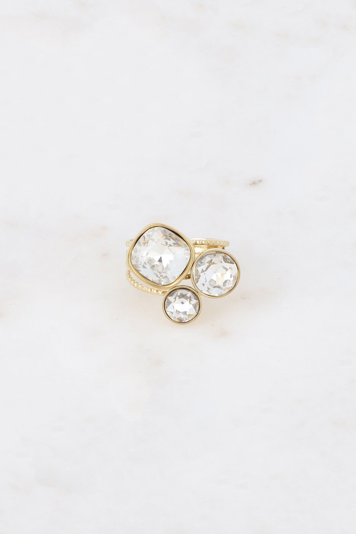 Bague trilogie dorée ornée de cristaux de Swarovski® blanc