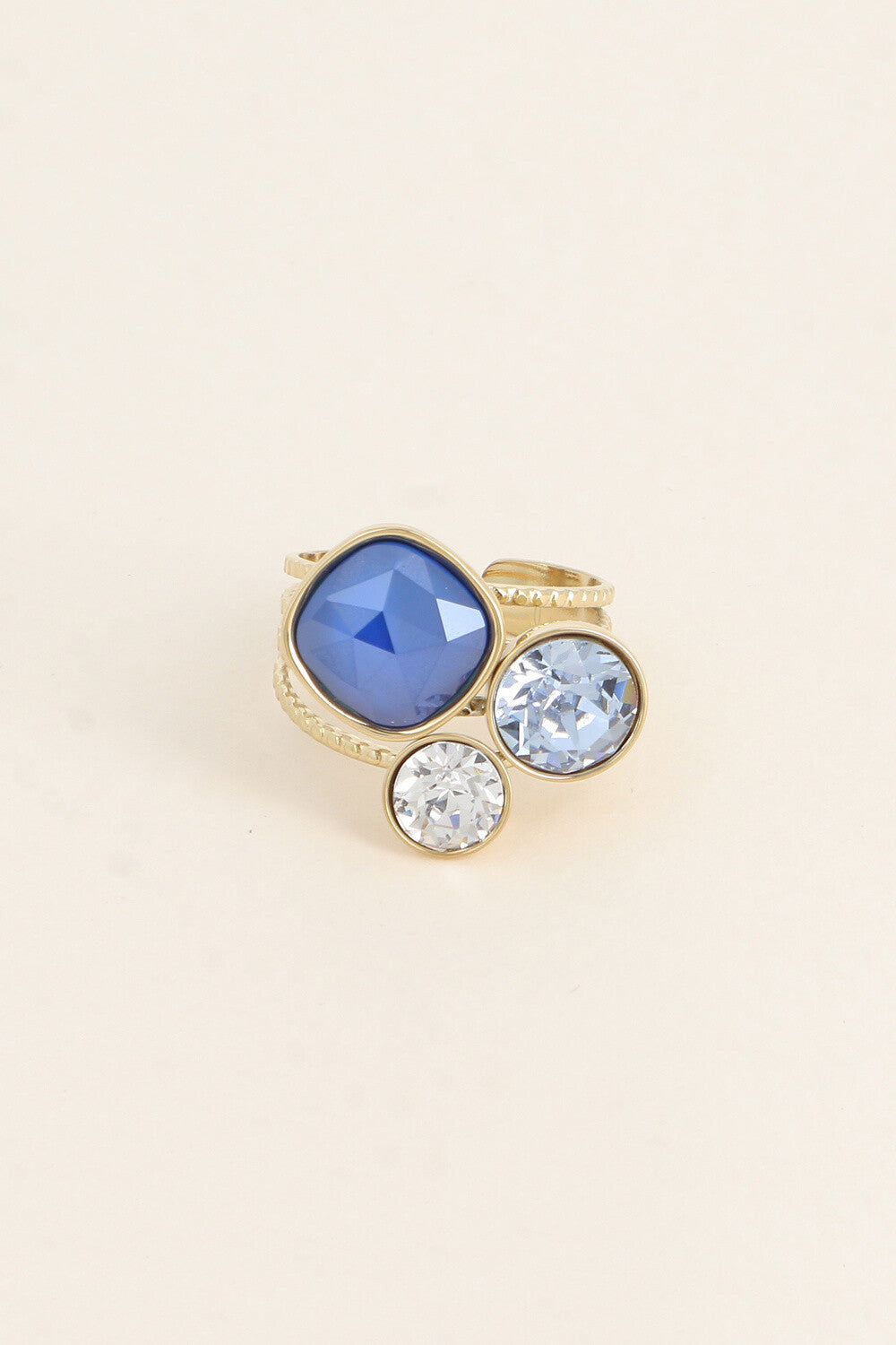 Bague trilogie dorée ornée de cristaux de Swarovski® bleu roi