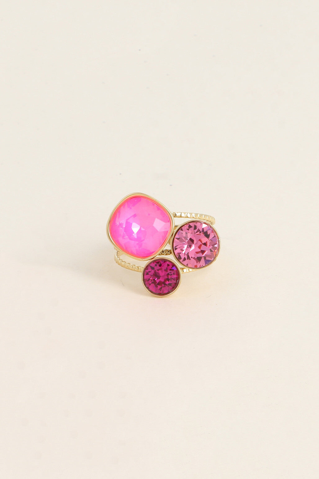 Bague trilogie dorée ornée de cristaux de Swarovski® magenta
