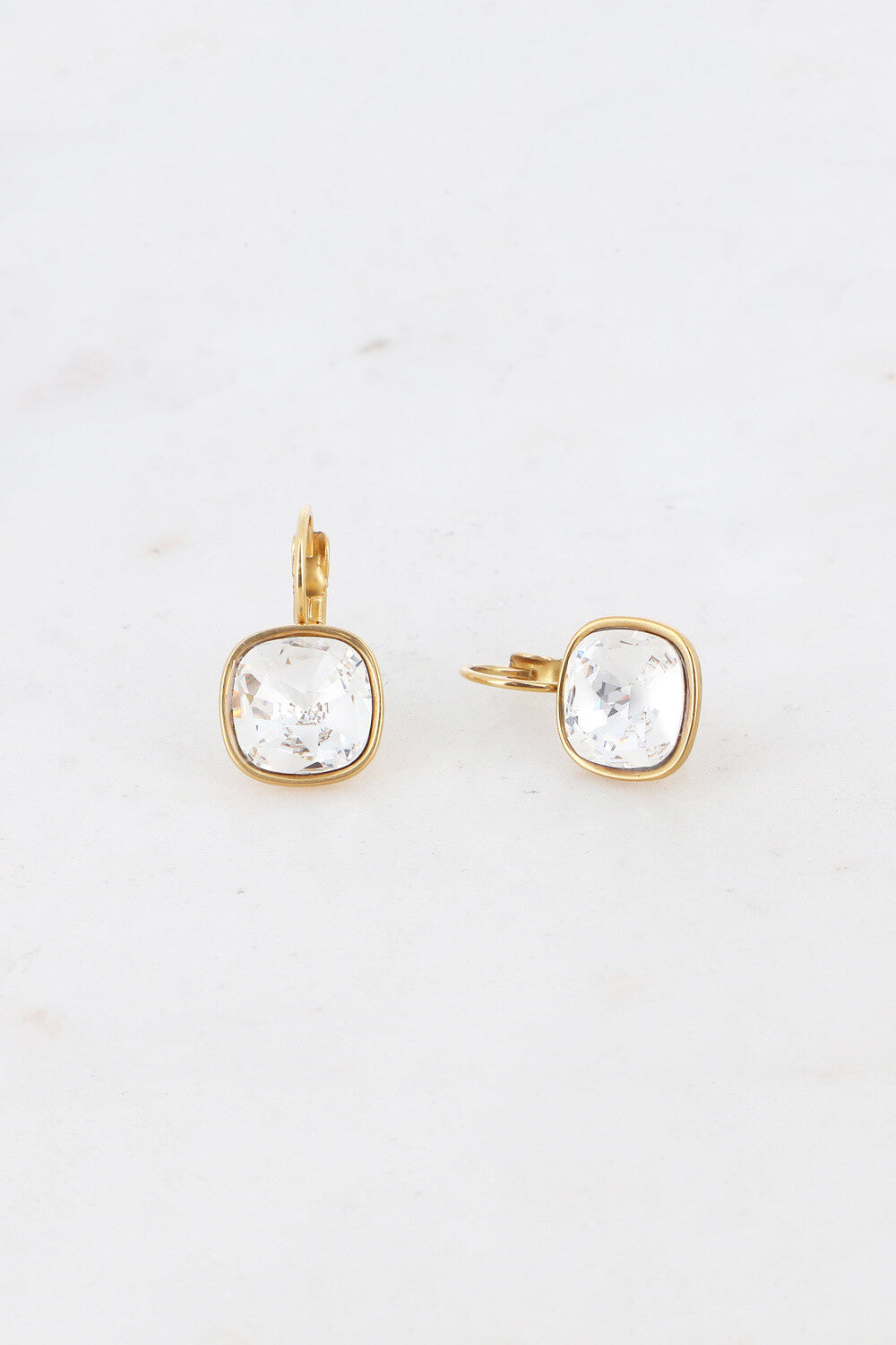 Boucles Beatina dormeuses dorées ornées de cristaux de Swarovski® 10mm BLANC