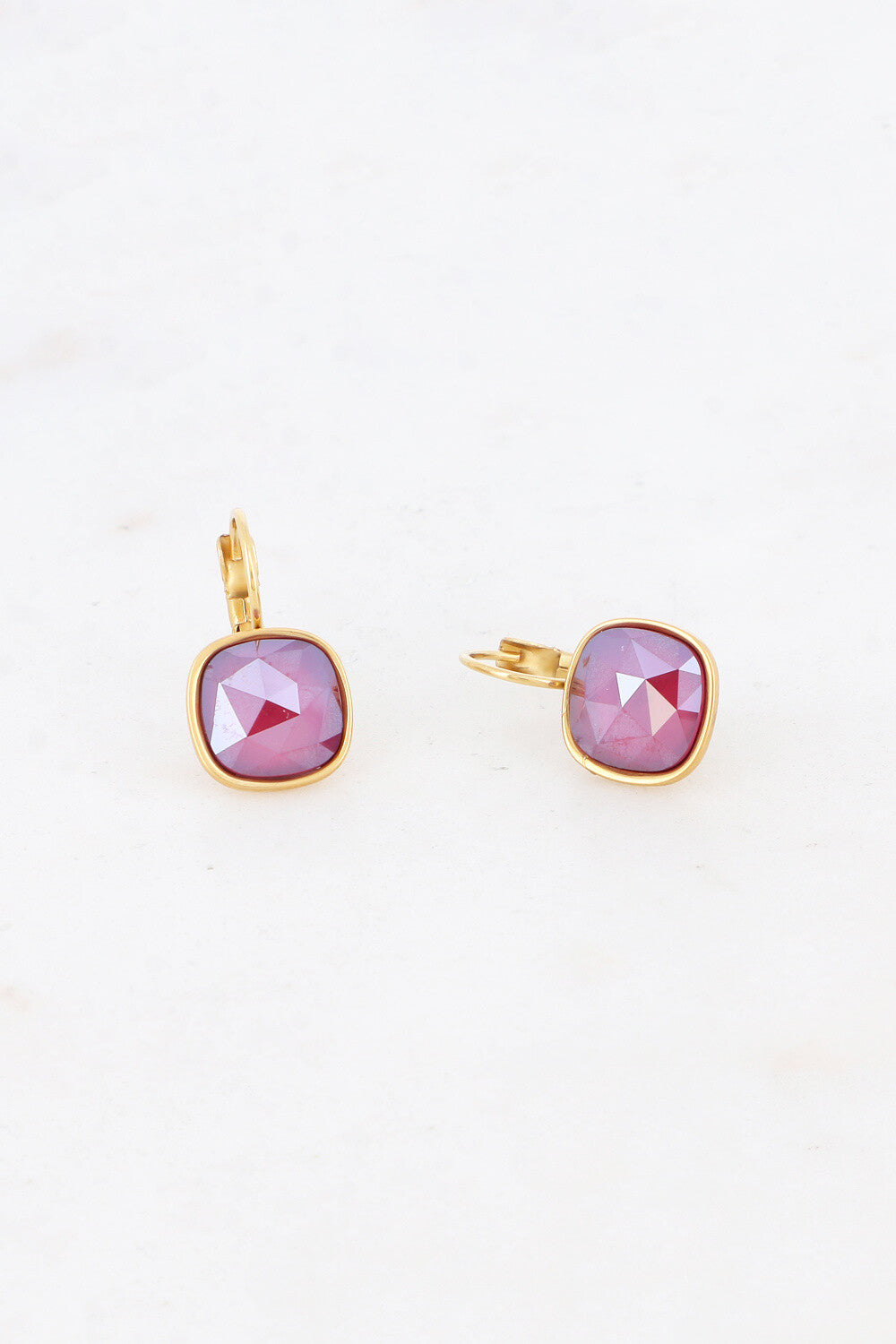 Boucles Beatina dormeuses dorées ornées de cristaux de Swarovski® 10mm BORDEAUX