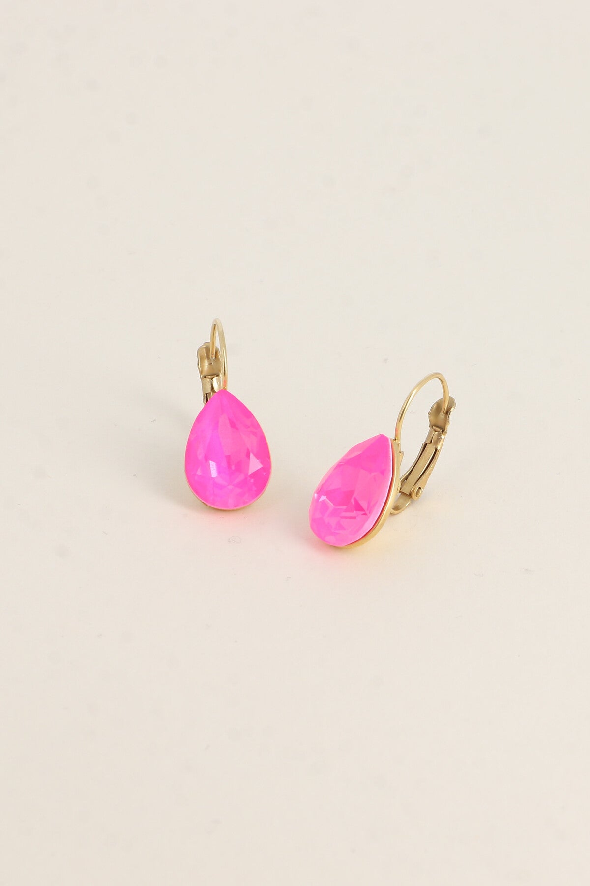 Boucles dormeuses Bertille dorées - goutte - ornées de cristaux de Swarovski® FRAMBOISE