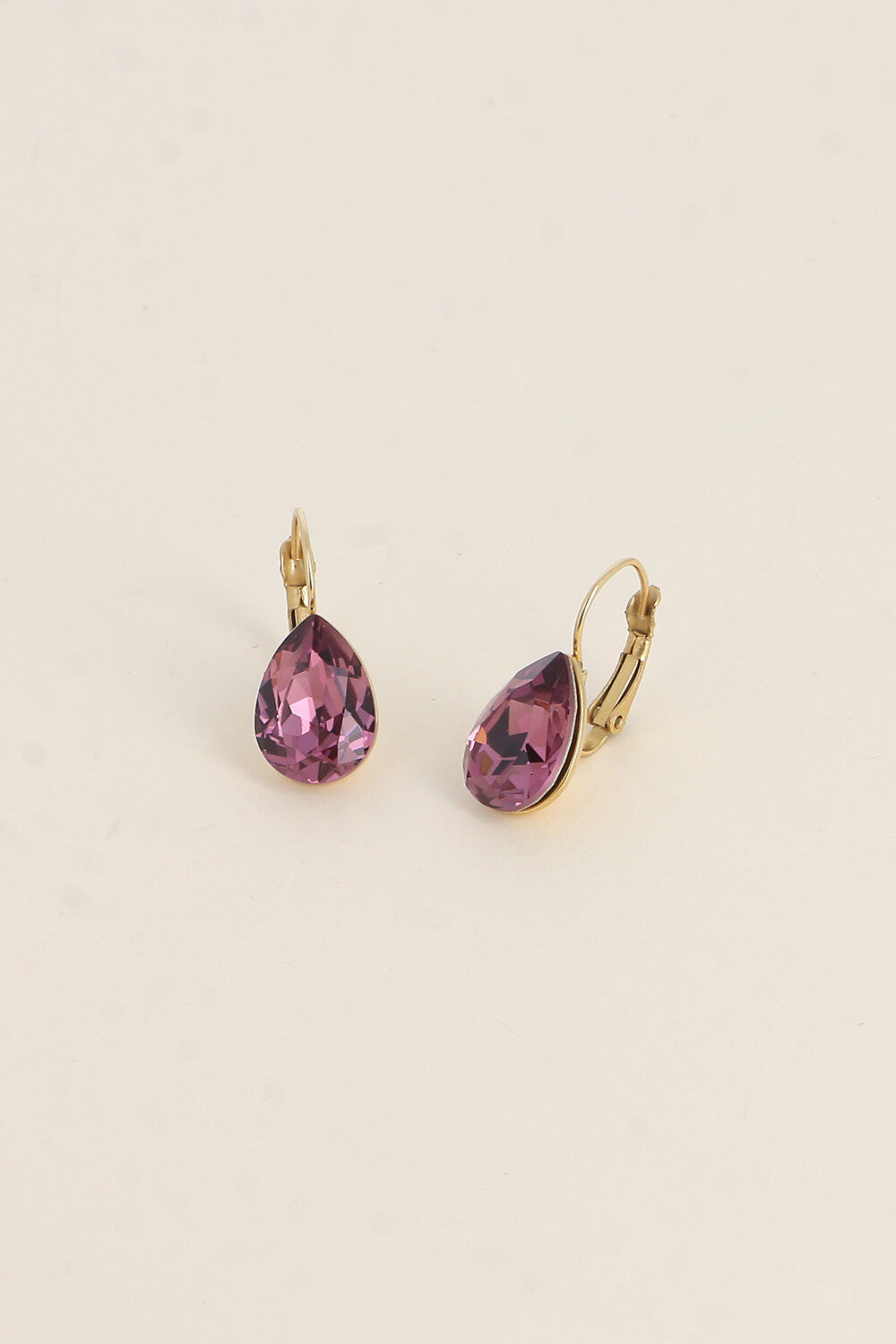 Boucles dormeuses Bertille dorées - goutte - ornées de cristaux de Swarovski® MAUVE