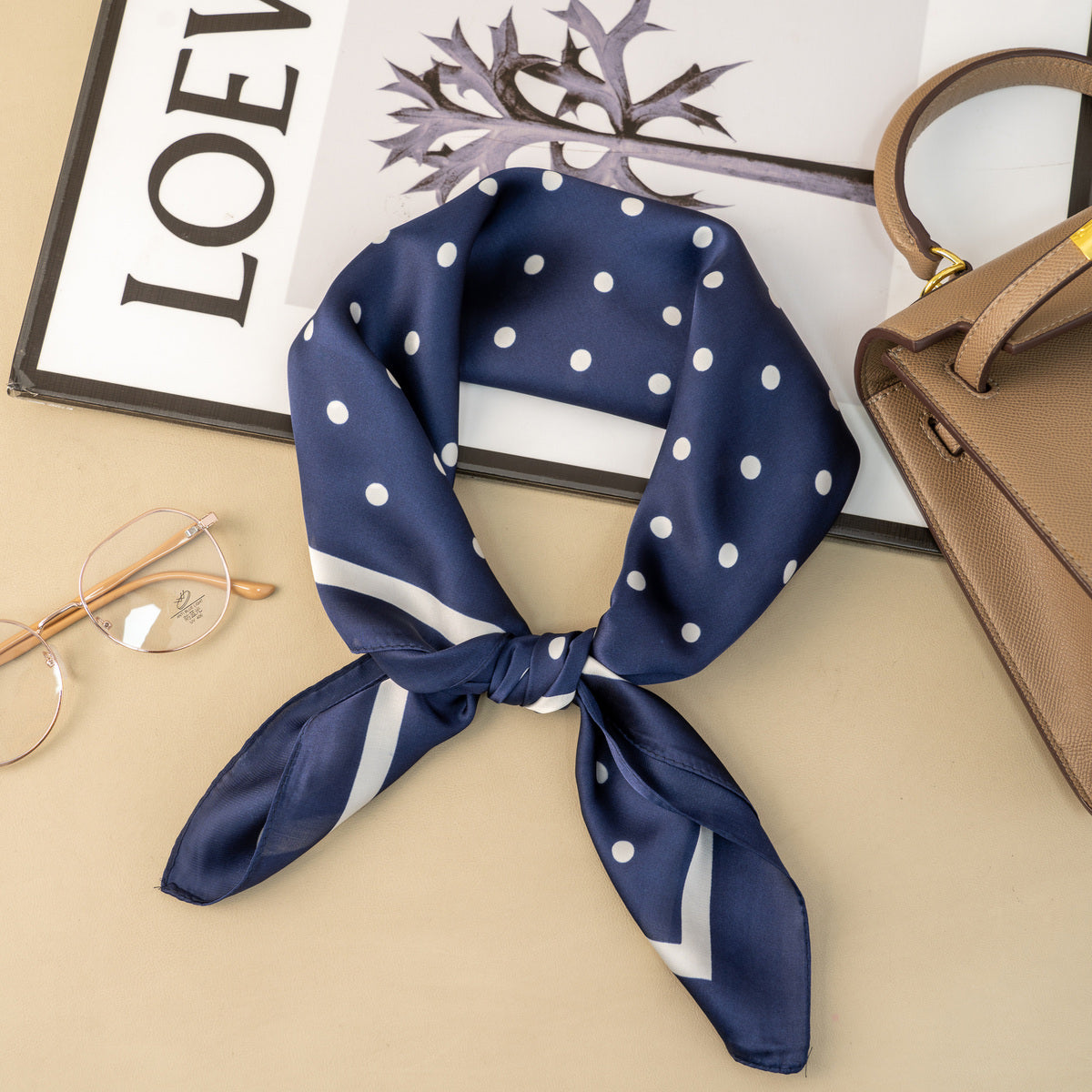 Foulard Bleu Marine à petit Pois 70 x 70