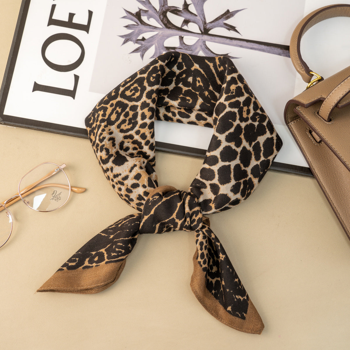 Foulard Léopard Chic – Carré 70x70