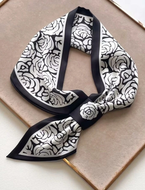 FOULARD FLEURS NOIR ET BLANC