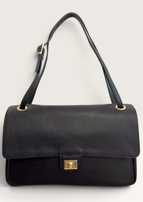 SAC MAEL NOIR EN CUIR GRAINE AVEC RABAT