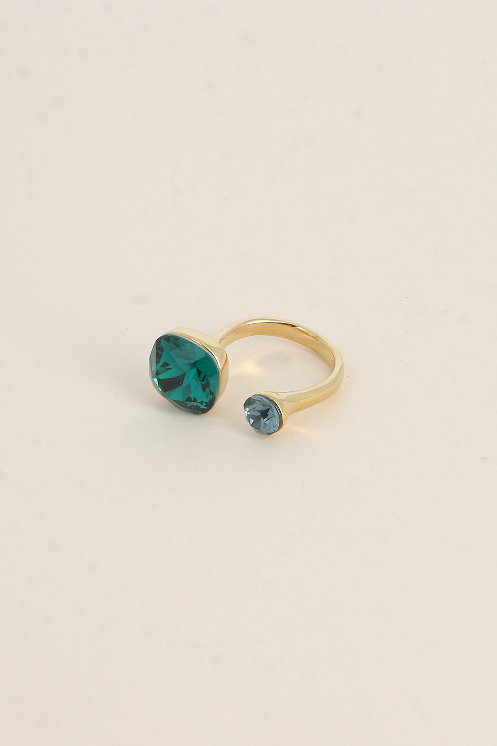 Bague Beata dorée - ornée de 2 cristaux de Swarovski® VERT FONCE