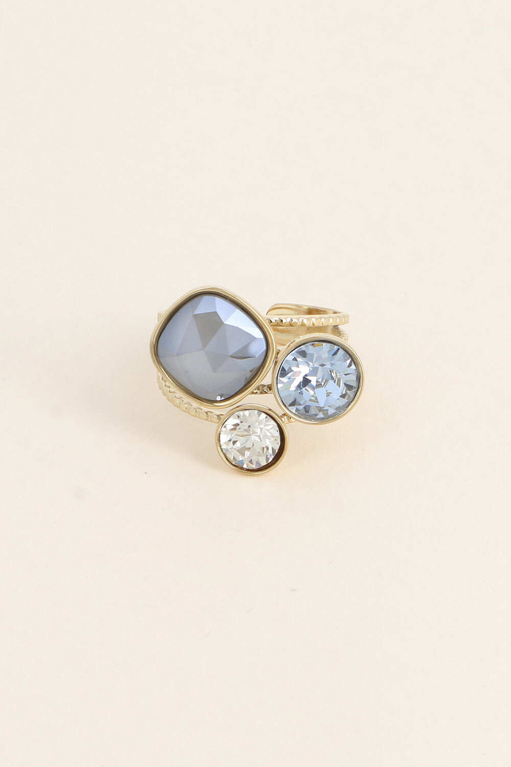 Bague trilogie dorée ornée de cristaux de Swarovski® GRIS FONCE