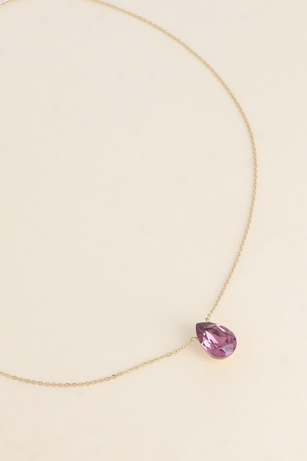 Collier Bertille doré - orné de cristaux de Swarovski® - forme goutte MAUVE