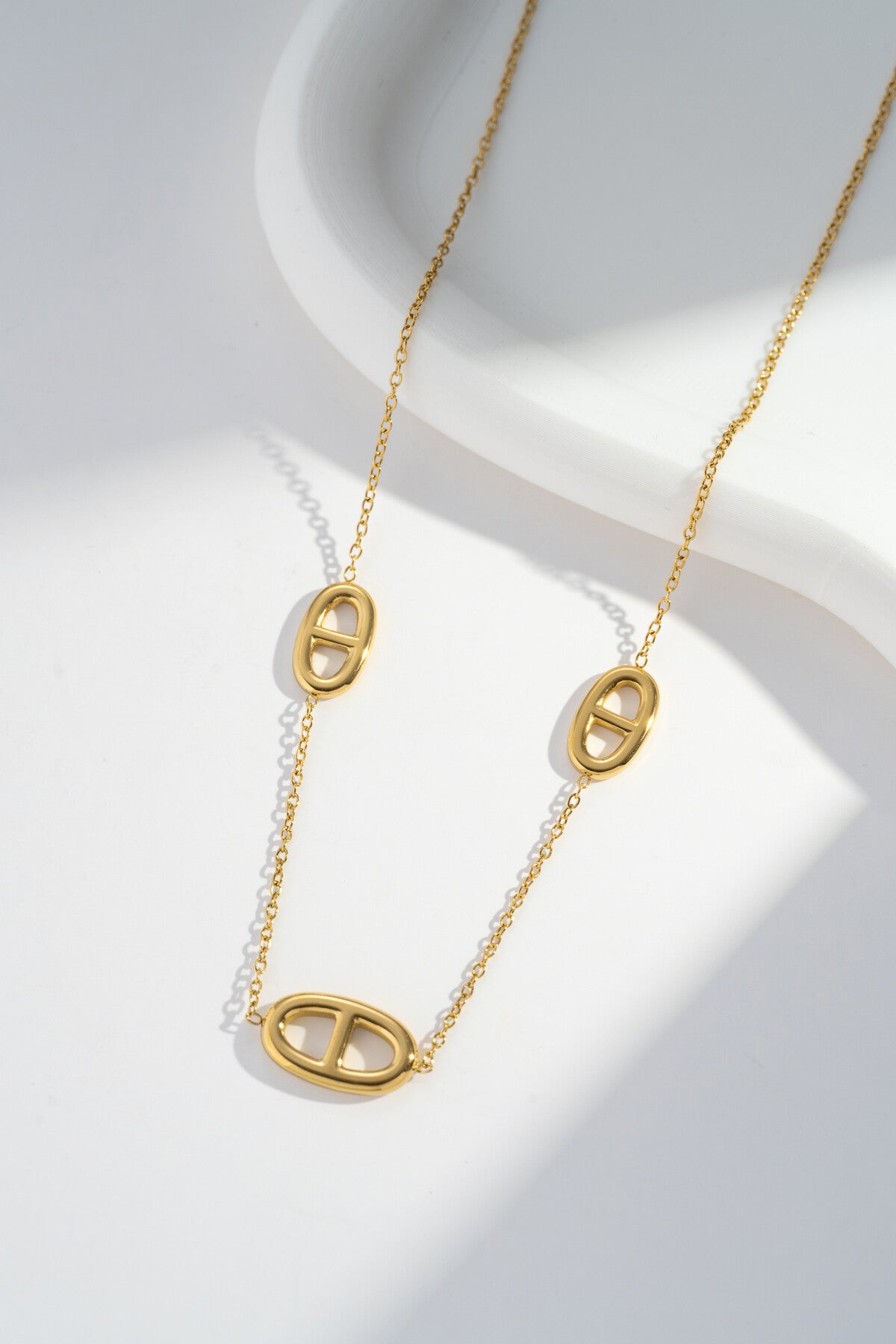 Collier Élégance Ovale – Motif géométrique en acier inoxydable