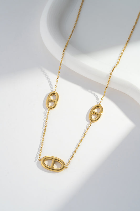 Collier Élégance Ovale – Motif géométrique en acier inoxydable