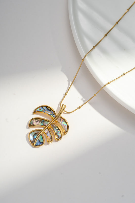 Collier feuille tropicale nacre irisée acier inoxydable doré chic
