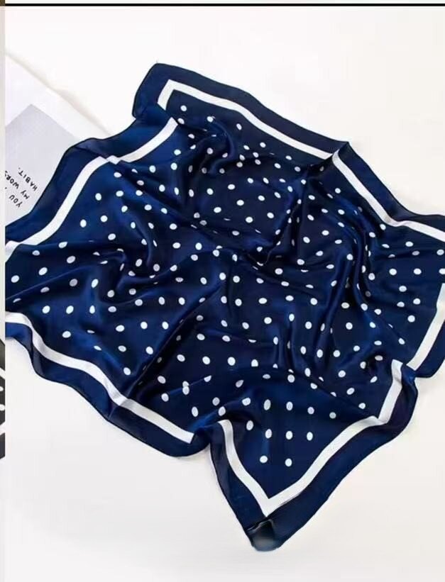 Foulard Bleu Marine à petit Pois 70 x 70