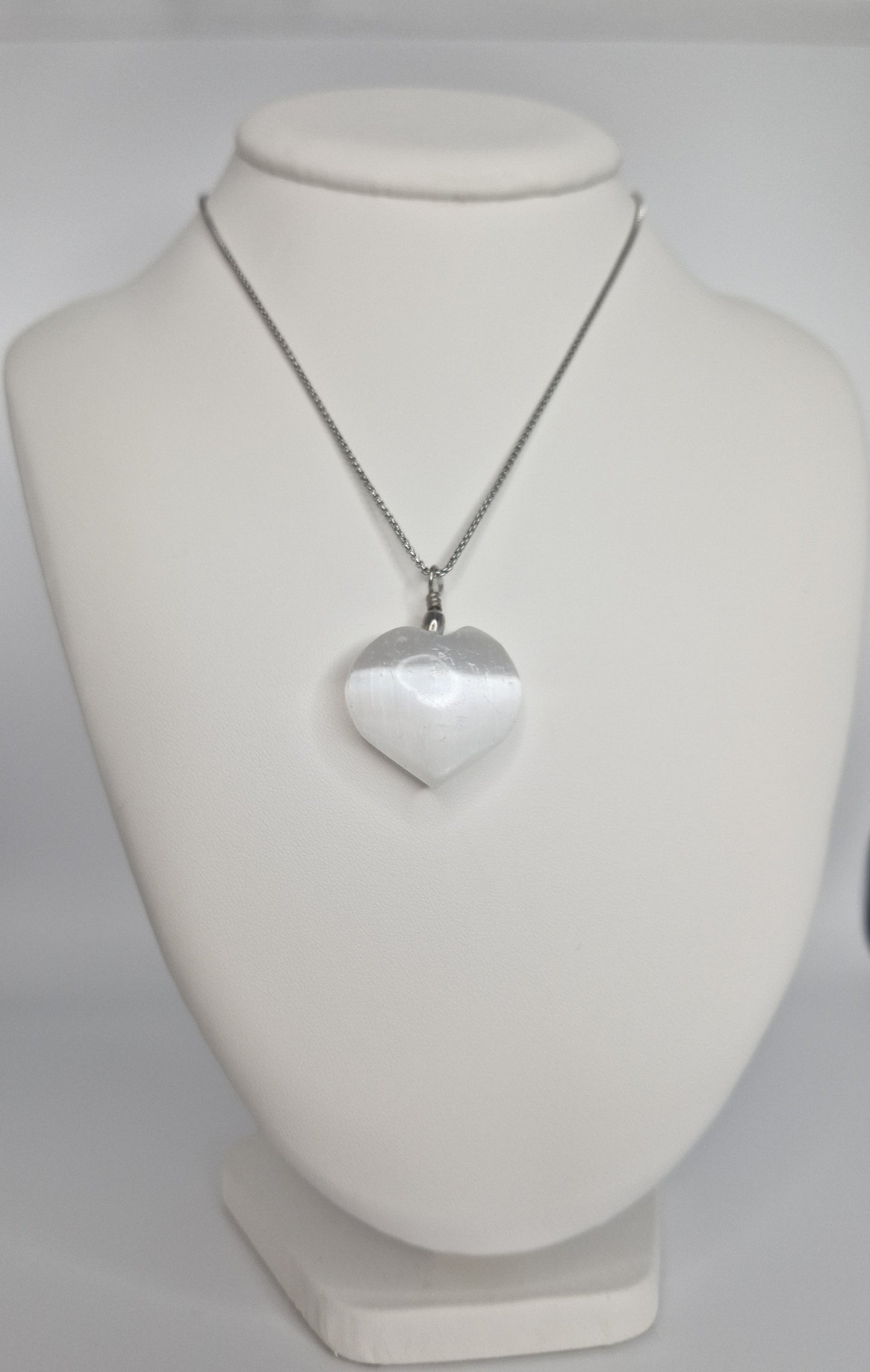 COLLIER COEUR EN SELENITE