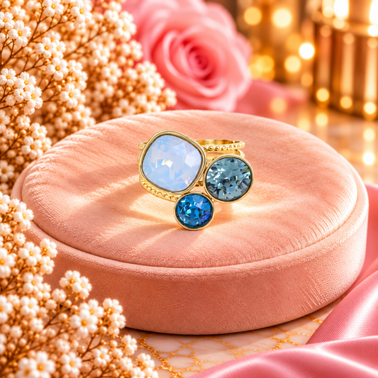 Bague trilogie dorée ornée de cristaux de Swarovski® bleu ciel